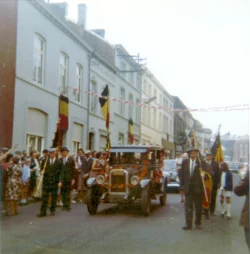 Le cortège rue de la Station : voiture de la centenaire (conduite par Gérard Crépin)