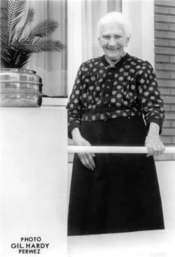 Portrait officiel de la centenaire par Gil Hardy