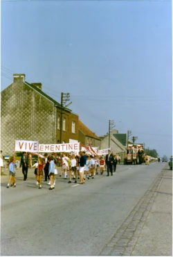 Le cortège avenue Wilmart