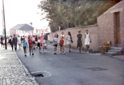 Le cortège devant l’école communale