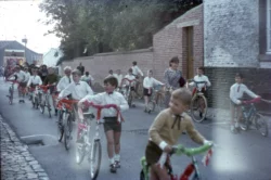 Les élèves accompagnent le cortège avec leurs vélos