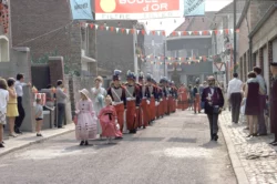 Le cortège Belle époque devant la maison de la centenaire rue Pahaux