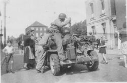 Jeep américaine descendant la rue de la Station Jeep américaine descendant la rue de la Station