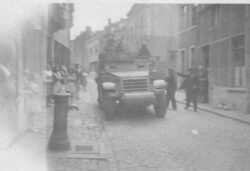 Blindé américain descandant la rue Saint Roch Blindé américain descandant la rue Saint Roch