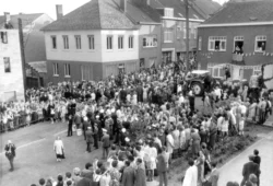 La foule à l’arrivée du cortège devant l’hôtel de ville