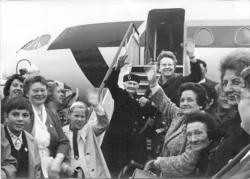 Montée dans l’avion pour Lourdes