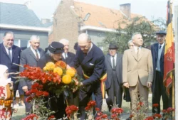 Fleurissement du monument aux morts derrière l’hôtel de ville