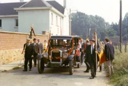 La voiture de la centenaire rue des Marronniers entourée des porte-drapeaux