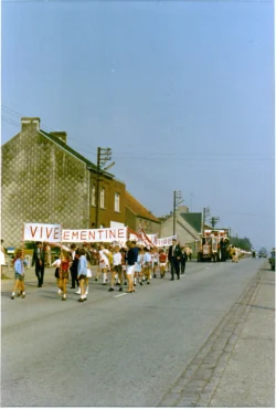 Le cortège avenue Wilmart