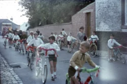 Les élèves accompagnent le cortège avec leurs vélos