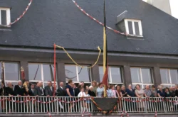 La centenaire sur le balcon de l’hôtel de ville