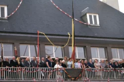 La centenaire sur le balcon de l’hôtel de ville